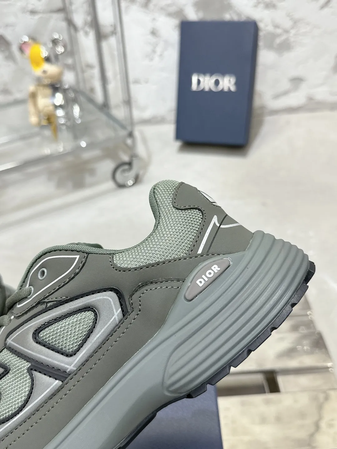Men's men's shoes 💰600❤️❤️❤️High version Dior Dior's latest color matching B30 series reflective dad sneakers original 17380💰 purchased for development and production Brand new B30 sneakers Dad Shoes style shoes that follow the trend of the retro market The Dior logo on the tongue also indicates that this pair of shoes is the B30 model! B30 uses fine-textured leather and mesh cloth materials to form a shoe body. There are conspicuous letters CD on both sides of the shoe body to indicate identity. Many lines on the shoe body outline details to make the shoes look less monotonous and full of retro flavor. The delivery counter is exquisitely packaged🛍📦 ▪️Fabric: Original customized technical fabric + mesh ▪️Inner lining: Customized breathable lining ▪️Outsole: Original molded IP foam + TPU outsole ▪️Sole thickness: 3.5CM ▪️Size: Women’s size 35-40 / Men’s size 39-46